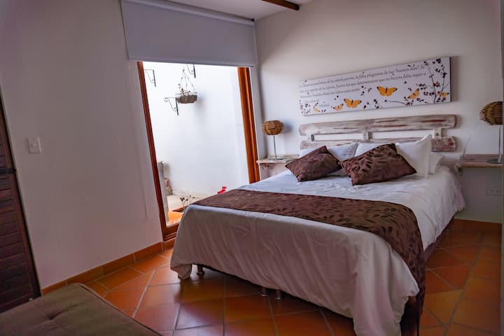 חדר נוח ומואר עם מיטת קווין סייז, נוף יפהפה ויציאה למרפסת הפנימית של הבית, לשימוש בלעדי. שני שידות לילה, תקעים משני הצדדים, וילונות האפלה. תוספת של Sophácama.