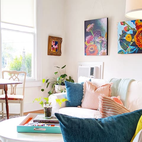 Local Art Local Host Cozy_Cottage_Vibe Northshore