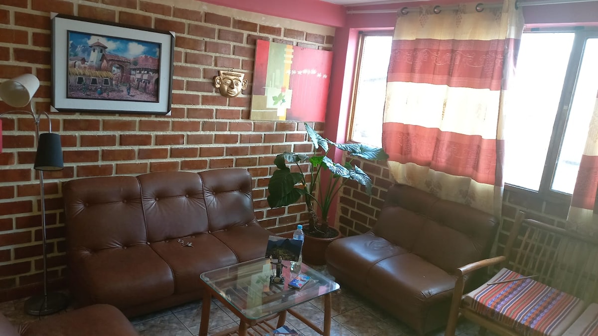 Sala consta con un televisor de 50'pulgadas.