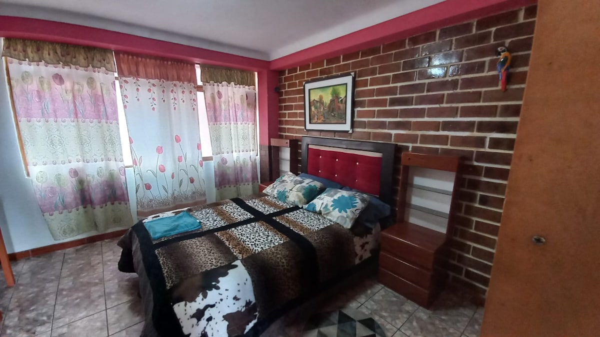 Habitación principal, cama matrimonial consta de tocador y veladores.