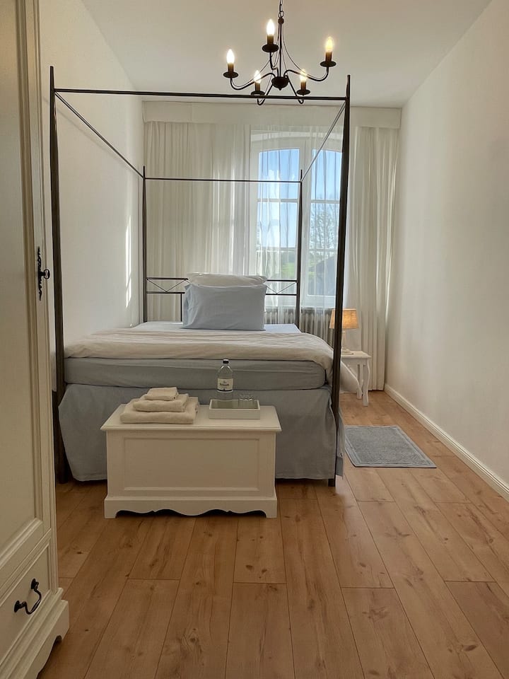 3. Schlafzimmer/3rd bedroom (140x200cm) Room darkening rolling shade installed on window.  חדר רחצה משותף עם חדר שינה 2 ו -4, תמונות של חדר רחצה 2.

