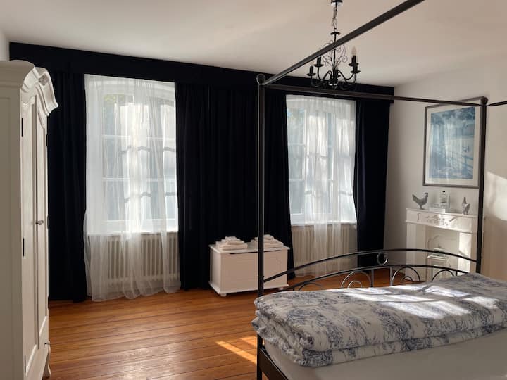 1. Schlafzimmer / Master Bedroom (180 x 200) תריסים מתגלגלים מחשיכים המותקנים בשני החלונות. נוף לגינה של האורחים. יש מספיק מקום לעריסה לתינוק שתובא לחדר השינה הראשי הזה עם חדר רחצה צמוד.