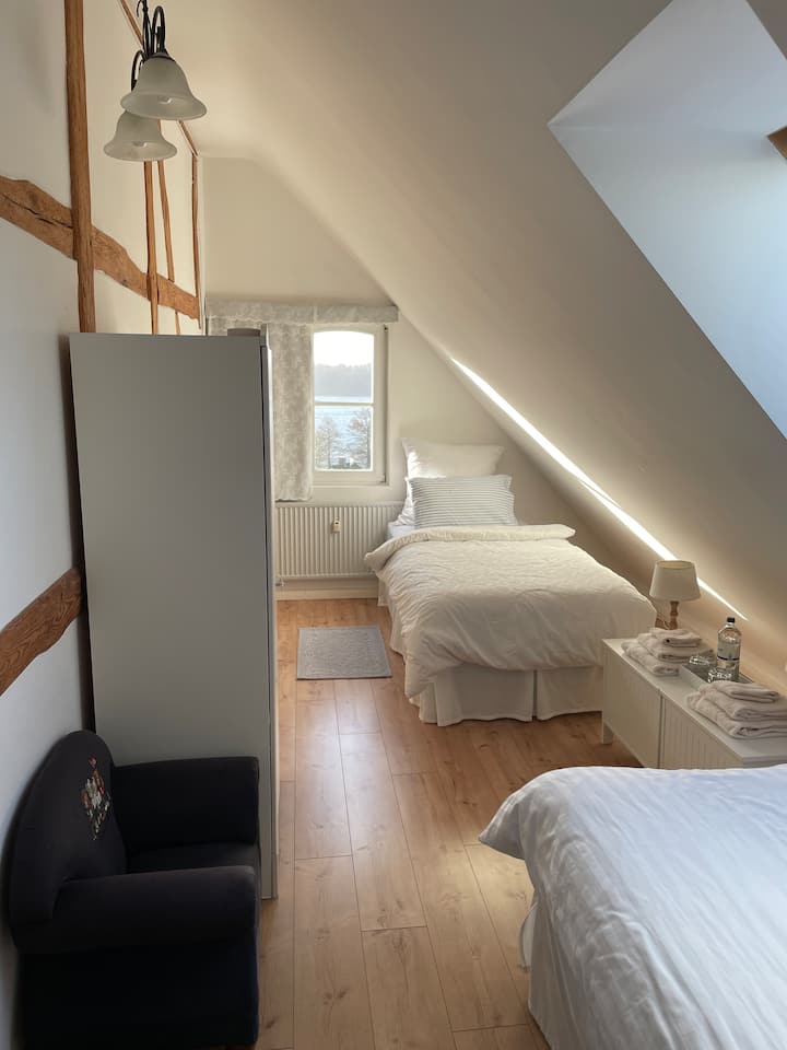 4. Schlafzimmer/4th bedroom 2 twin size beds (2 mal 100 x 190) וילונות להחשכת החדר מותקנים על החלונות.  יש מספיק מקום לעריסה לתינוק שתובא לחדר הזה. חדר רחצה משותף עם חדר שינה 2 ו -3, תמונות של חדר רחצה 2.

