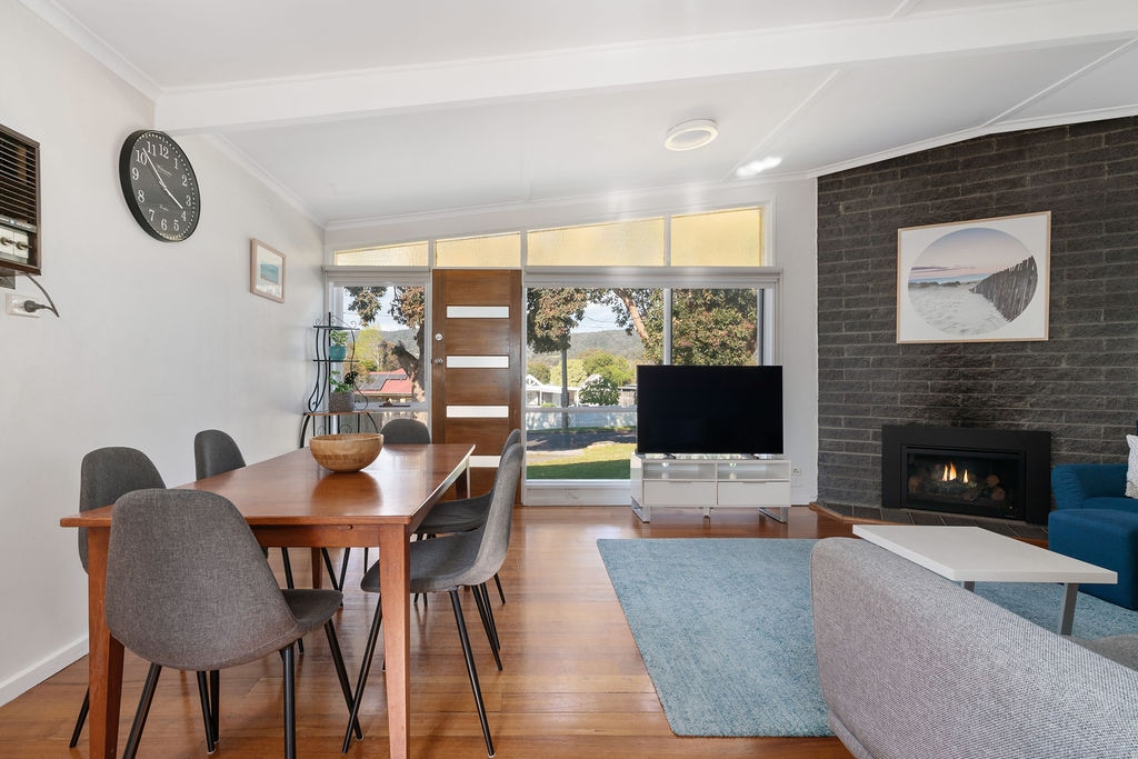 Top Airbnb: Rosebud Beach House | Pet Friendly | Gas log fire in Rosebud