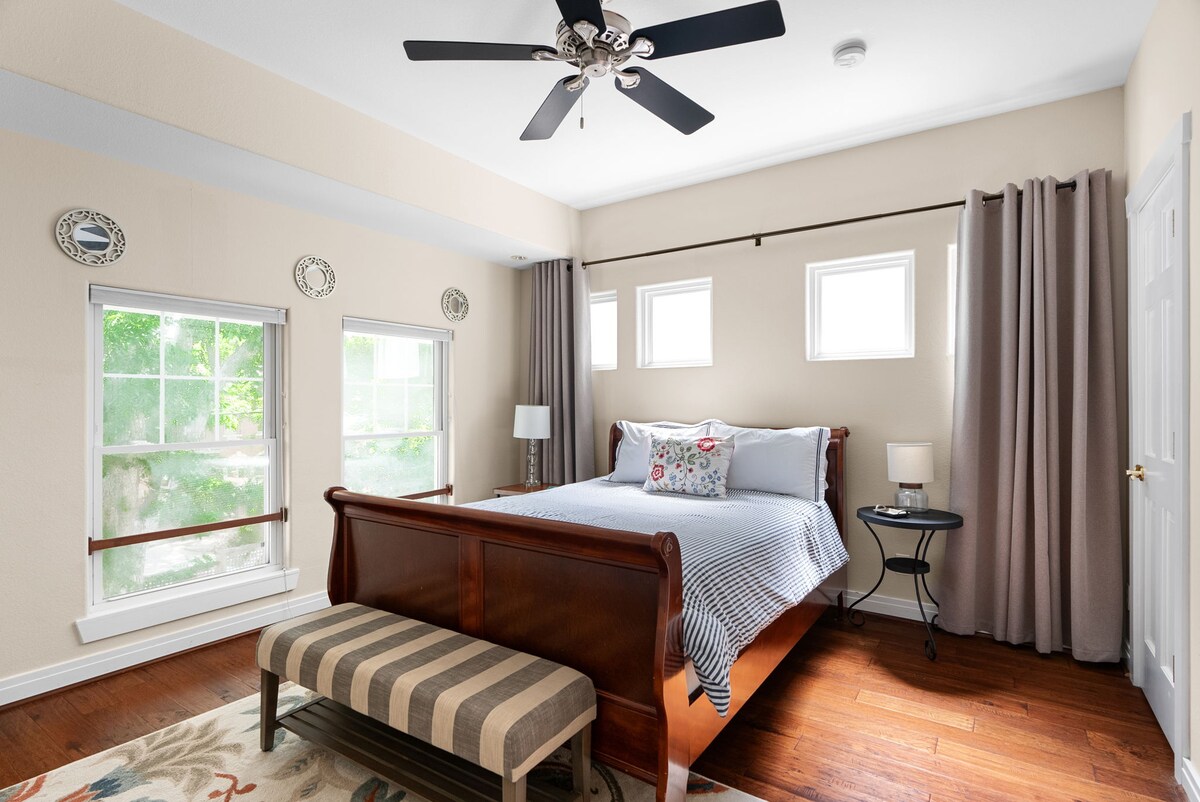 The Brady Carriage House - Quiet Downtown Retreat!