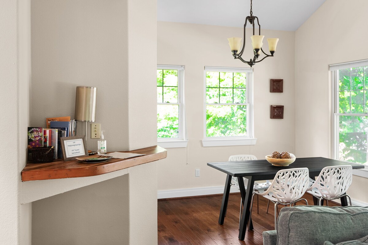 The Brady Carriage House - Quiet Downtown Retreat!