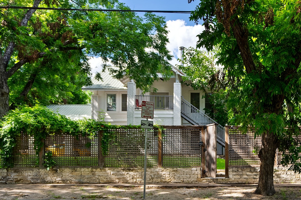 The Brady Carriage House - Quiet Downtown Retreat!