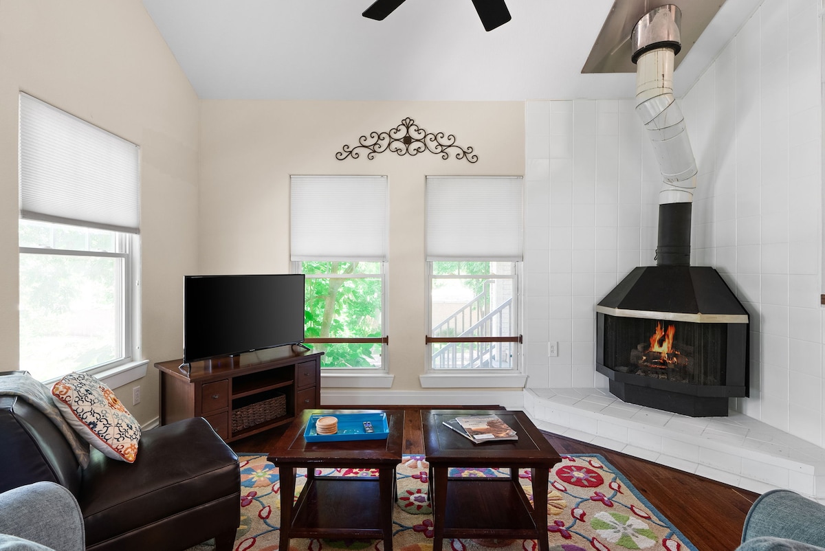 The Brady Carriage House - Quiet Downtown Retreat!
