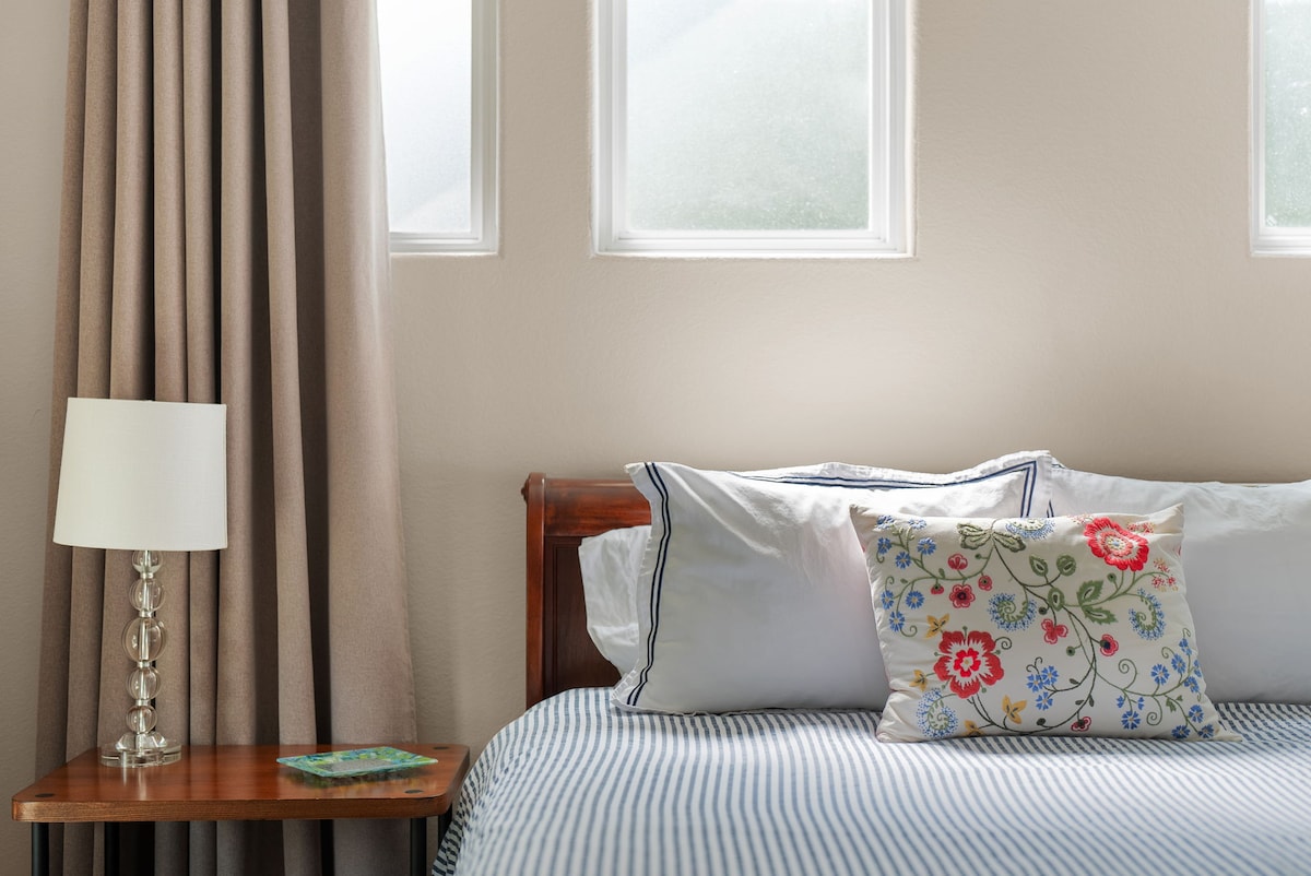 The Brady Carriage House - Quiet Downtown Retreat!