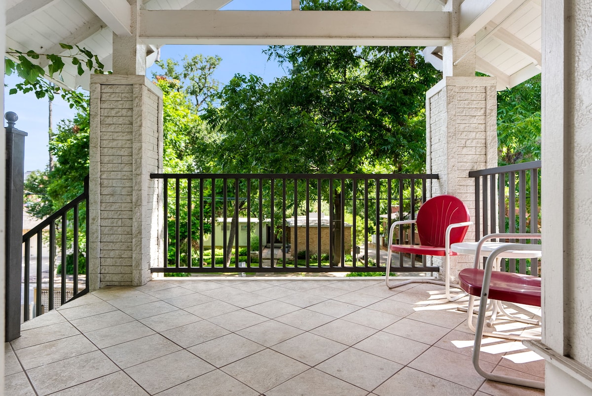 The Brady Carriage House - Quiet Downtown Retreat!