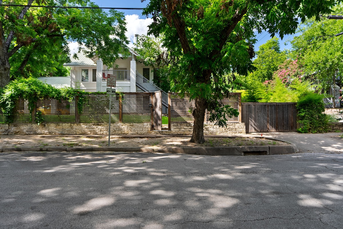 The Brady Carriage House - Quiet Downtown Retreat!