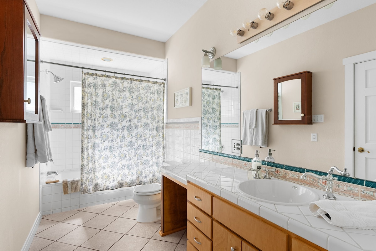 The Brady Carriage House - Quiet Downtown Retreat!