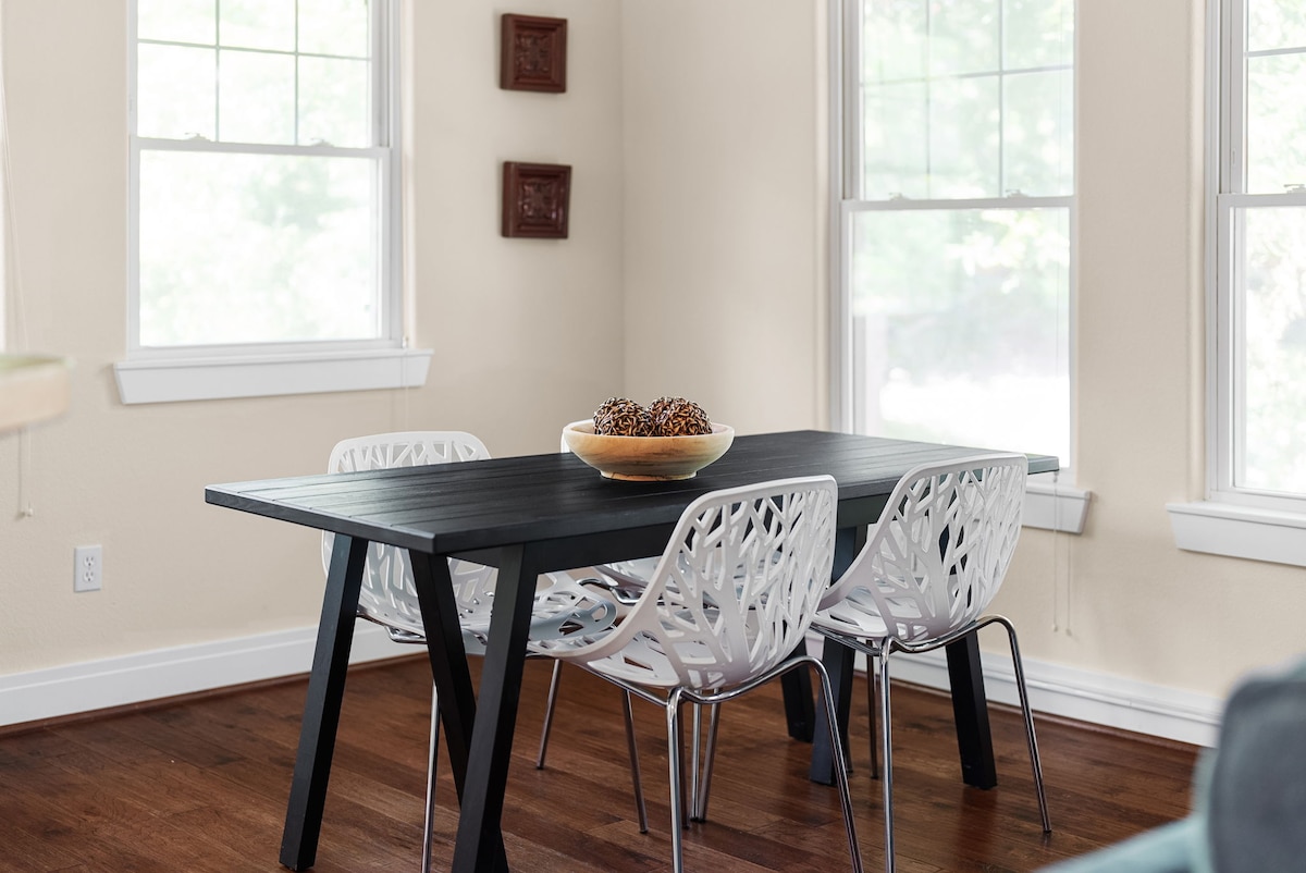 The Brady Carriage House - Quiet Downtown Retreat!