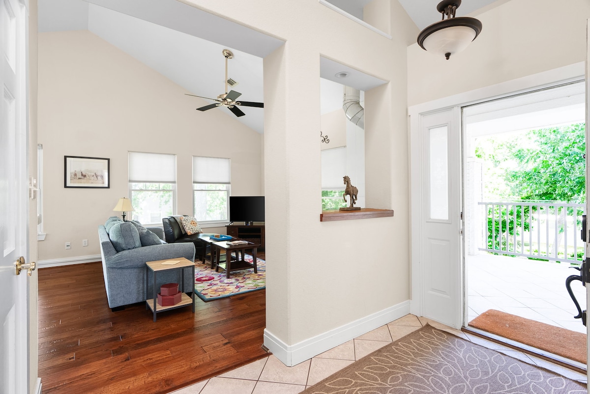 The Brady Carriage House - Quiet Downtown Retreat!