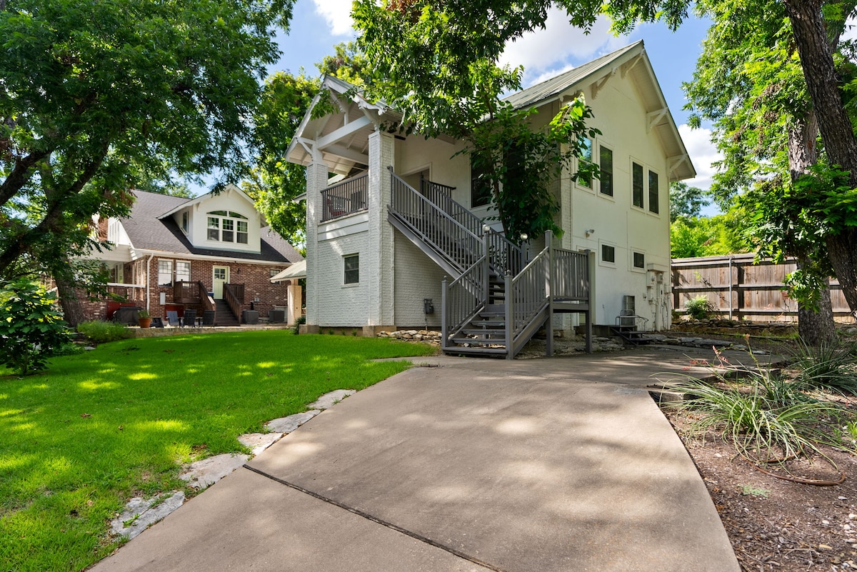 The Brady Carriage House - Quiet Downtown Retreat!