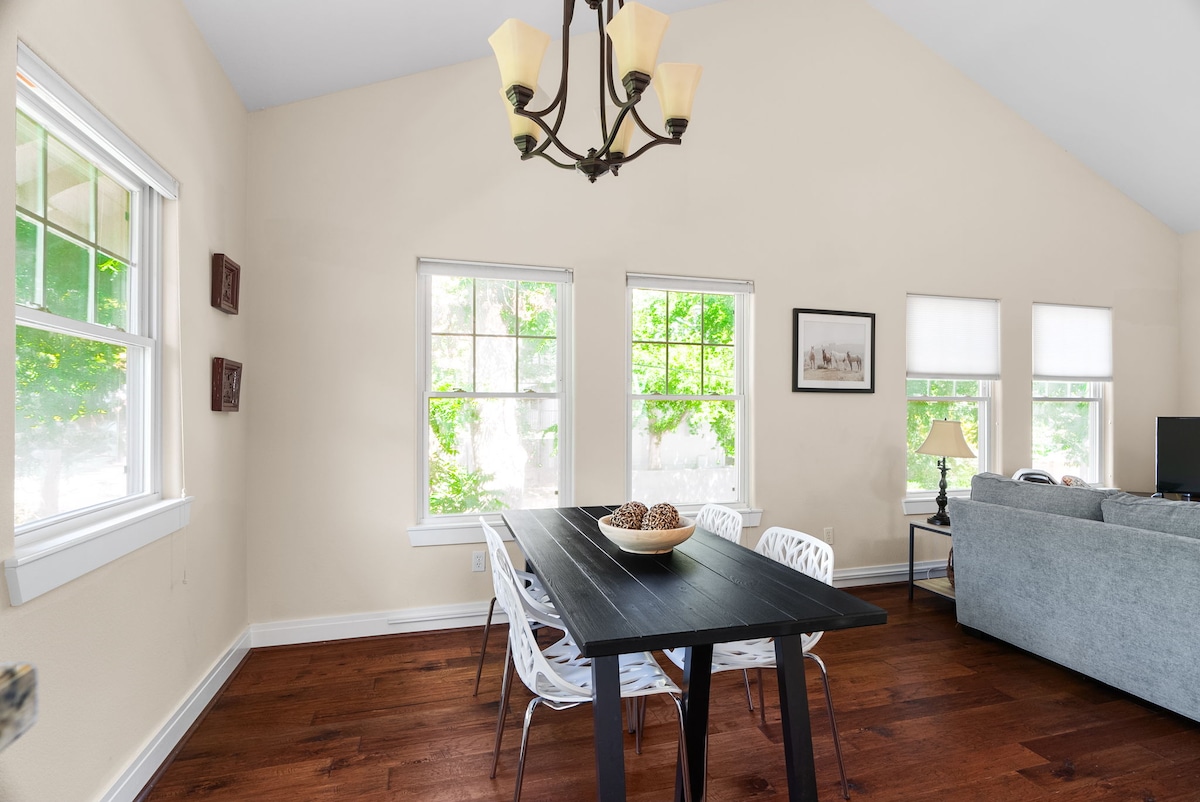 The Brady Carriage House - Quiet Downtown Retreat!