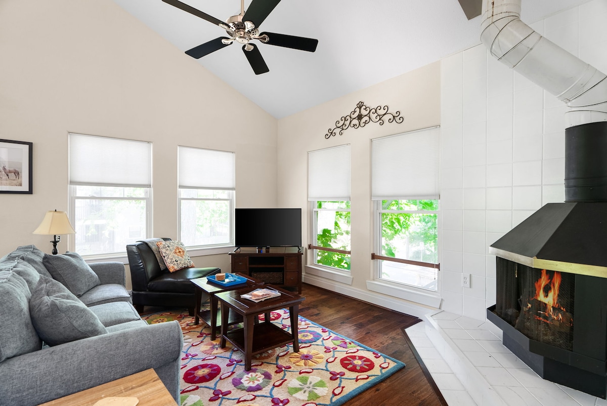 The Brady Carriage House - Quiet Downtown Retreat!