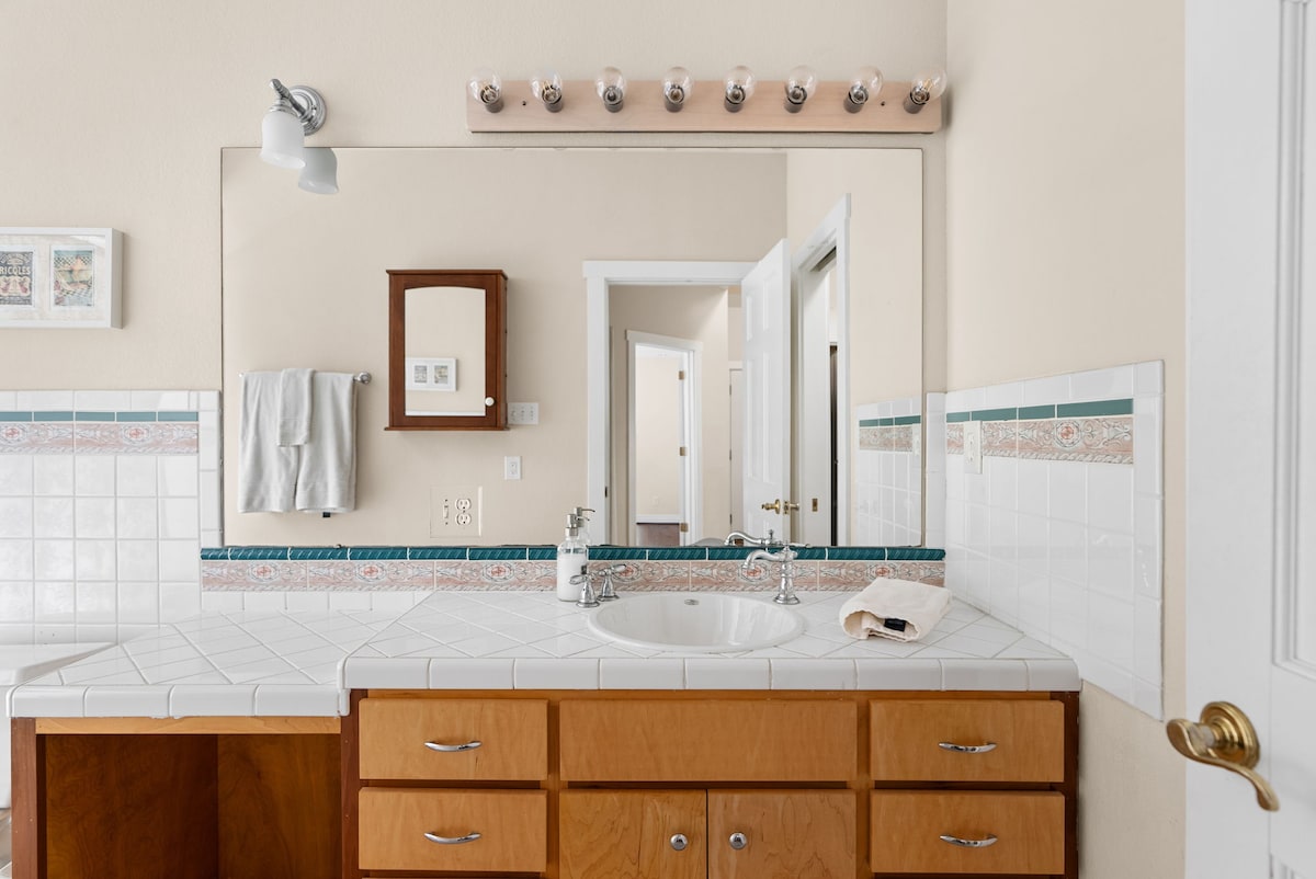 The Brady Carriage House - Quiet Downtown Retreat!