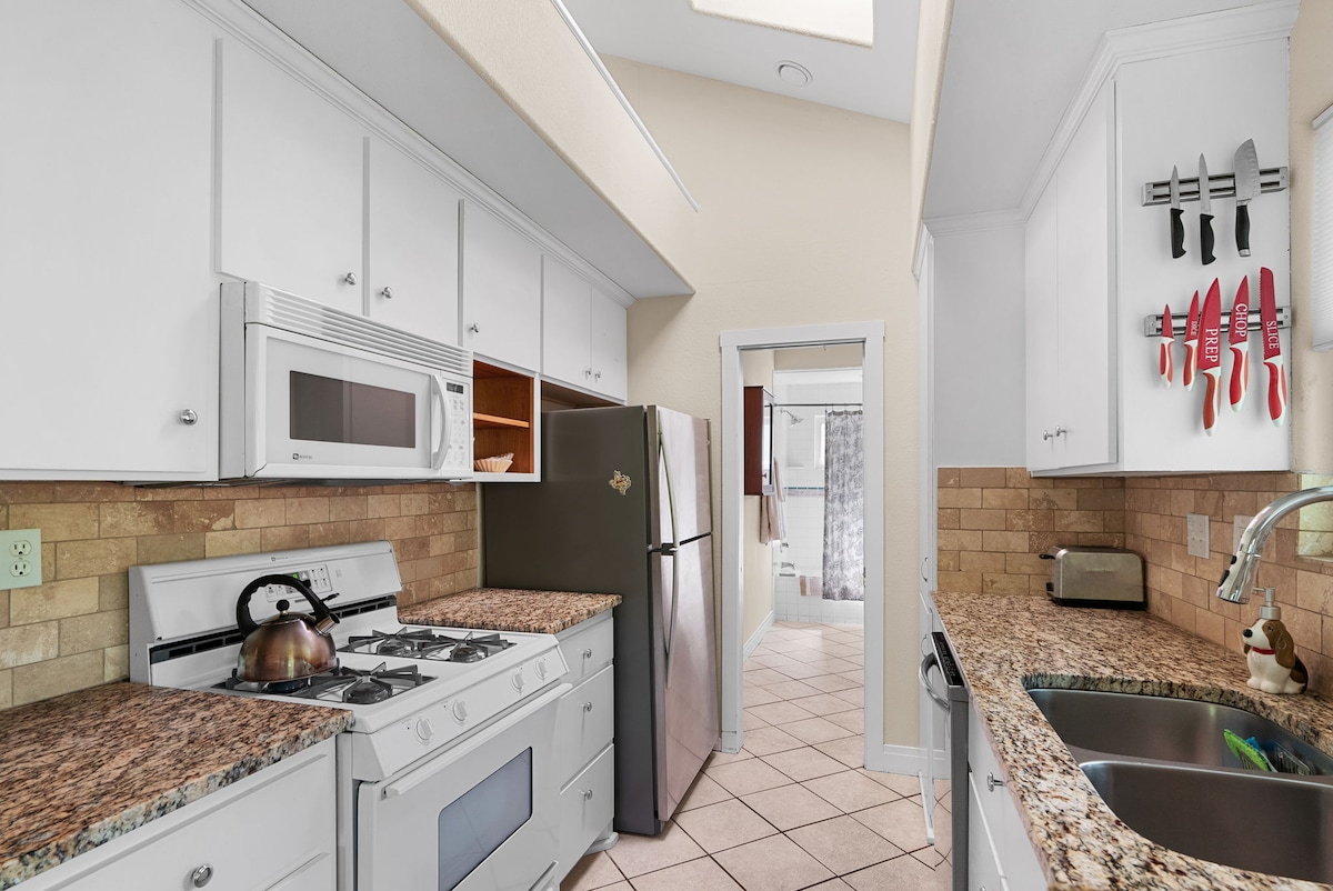 The Brady Carriage House - Quiet Downtown Retreat!