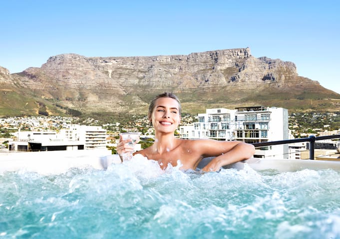 Cape Town Manhattan Penthouse open air Jacuzzi .