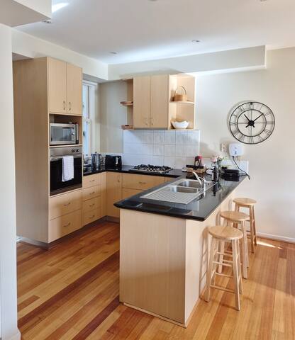 South Yarra Place – Great Location – 3br House gallery image 4