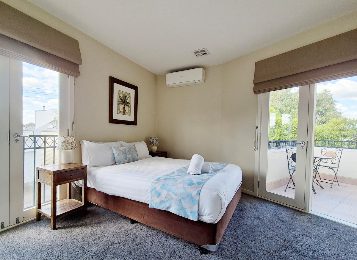 ห้องนอน 2: เตียงควีนไซส์