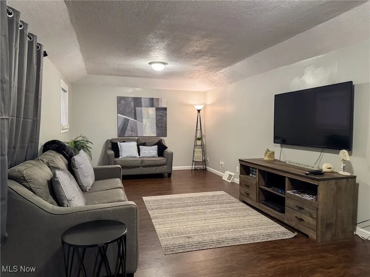Steps Off Strip, 1 Acre, Sleeps 8, 2 Livingrooms! - ジェノバ=オン=ザ=レイク, OH
