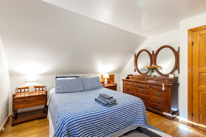 Dormitorio Tashmoo en la planta superior, uno de los dos en la planta superior. Cama tamaño queen