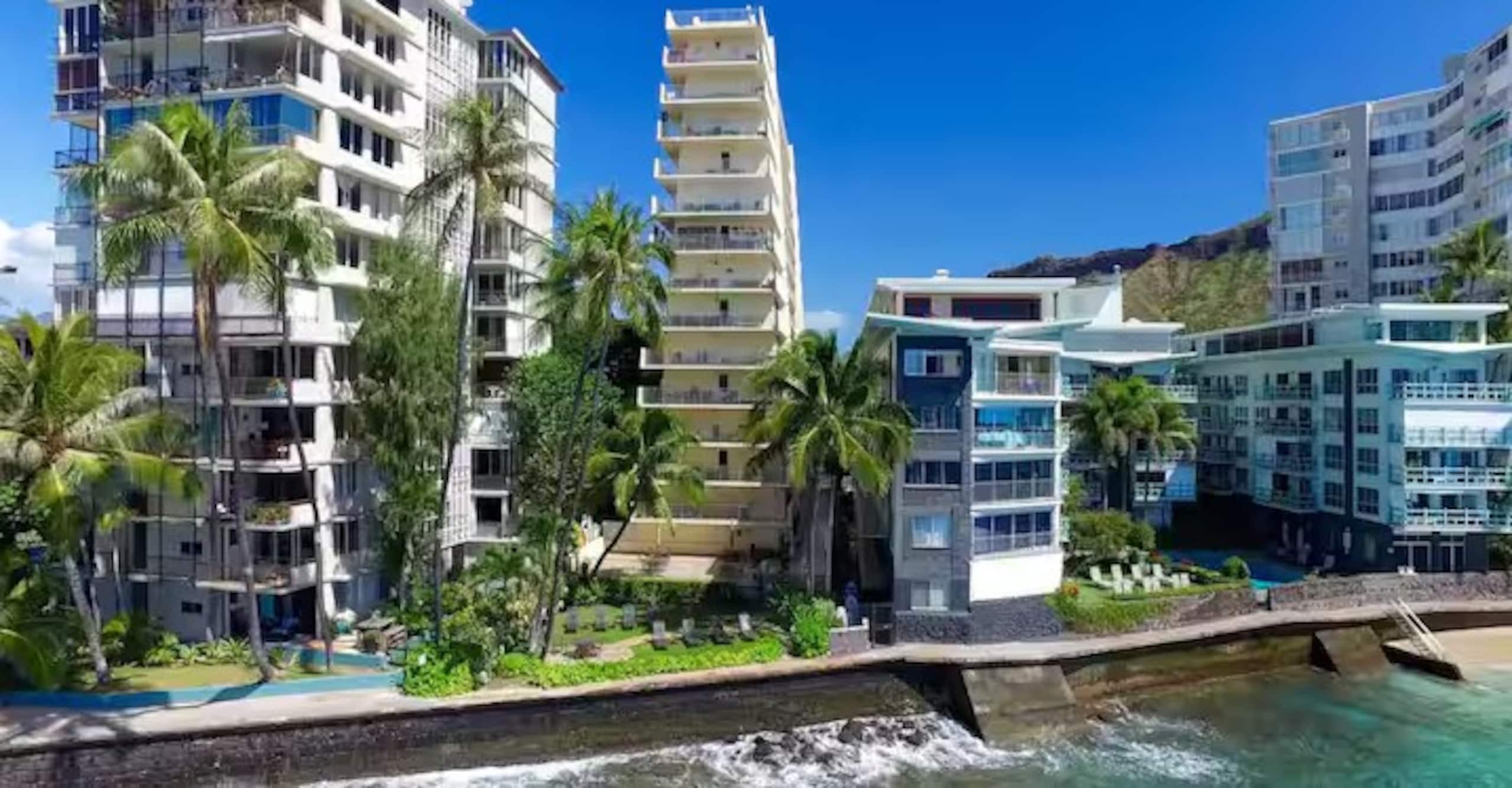 Condo in Honolulu · ★4.89 · 2 bedrooms · 2 beds · 1 private bath - Image 6