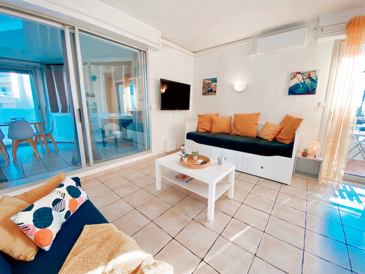 Ნათელი მისაღები ოთახი ტელევიზორით, Wi-Fi, აივანი, 160x200 გასაშლელი დივანი, დასასვენებელი დივანი, ძენის დეკორი და ღია სამზარეულო. Მეგობრული და მშვიდი სივრცე.