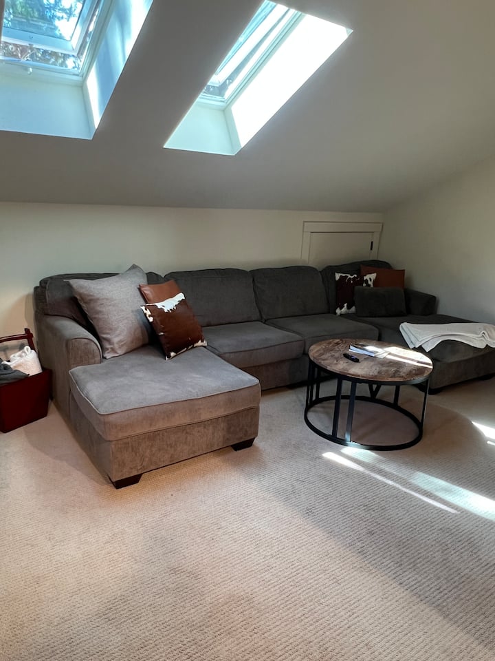 Лофт/всекидневна на горния етаж