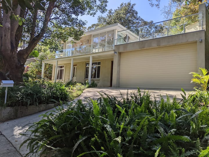 Spacious Free Parking Near Metro Train - Willoughby
