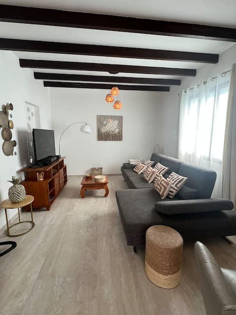 Popular Airbnb listing: Luxury 4* villa, pool and very close to the lagoon in Saint Paul