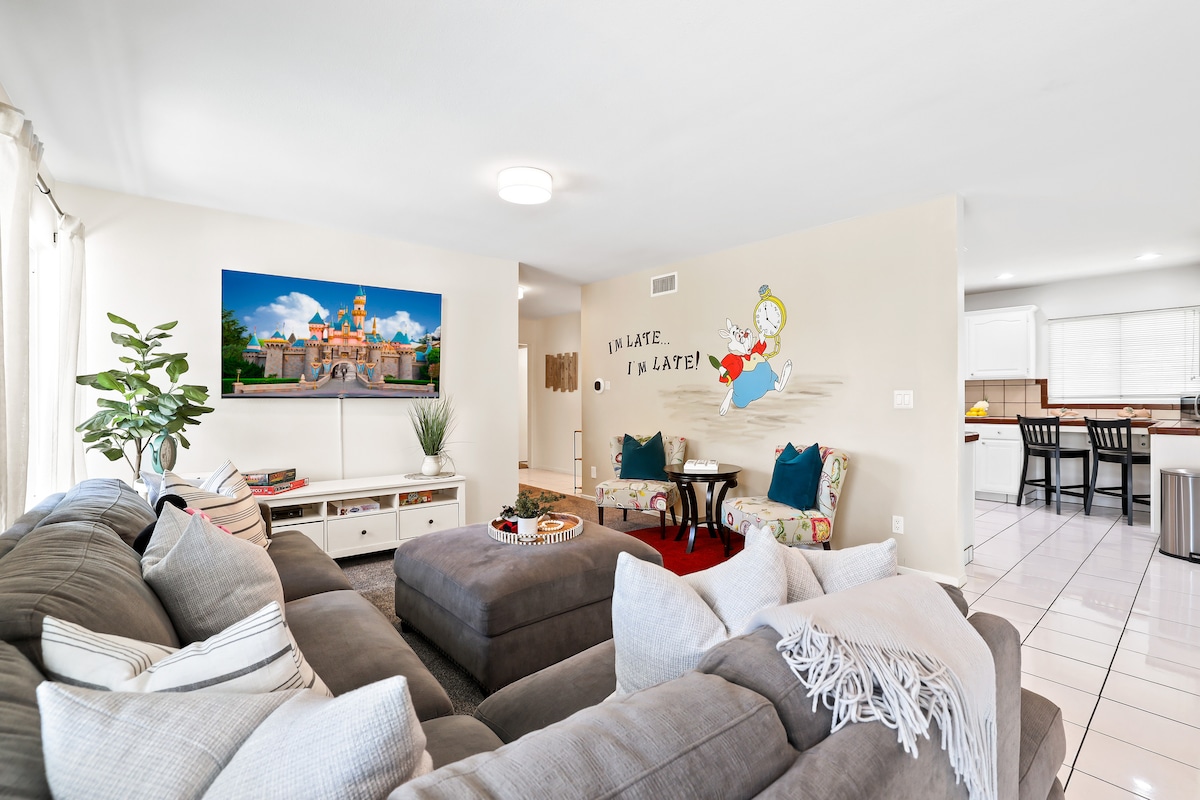 Top Airbnb: Walk 15 Min to Disney ConvCent Pool~Firepit~GameRm in Anaheim