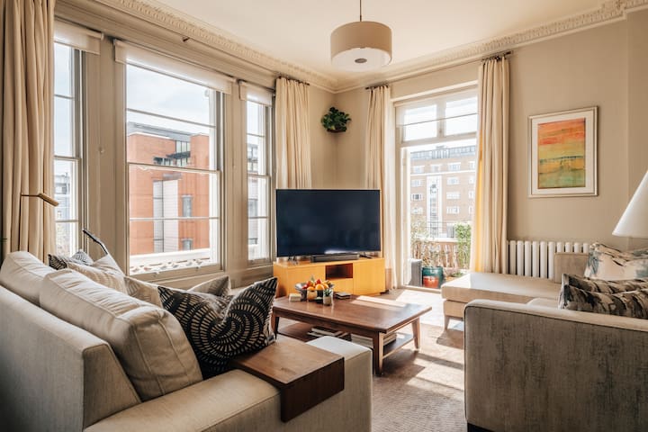 Luxury 3BR Sunlit Home, South Kensington Gem gallery image 3