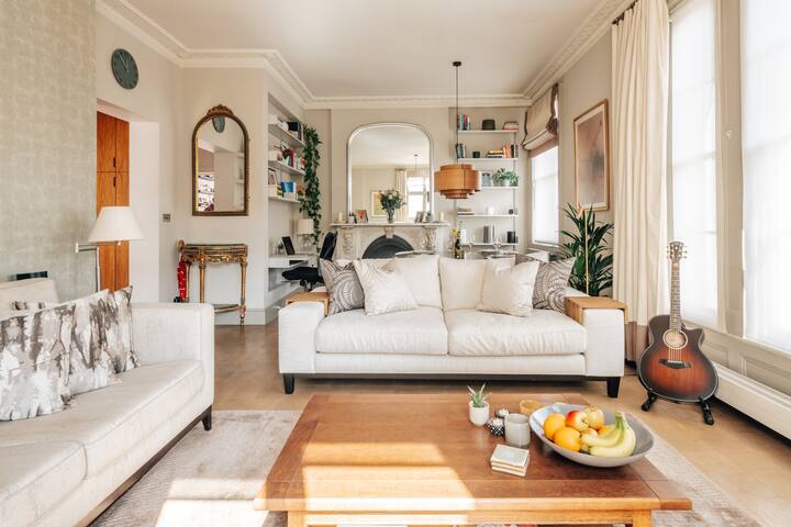 Luxury 3BR Sunlit Home, South Kensington Gem gallery image 4