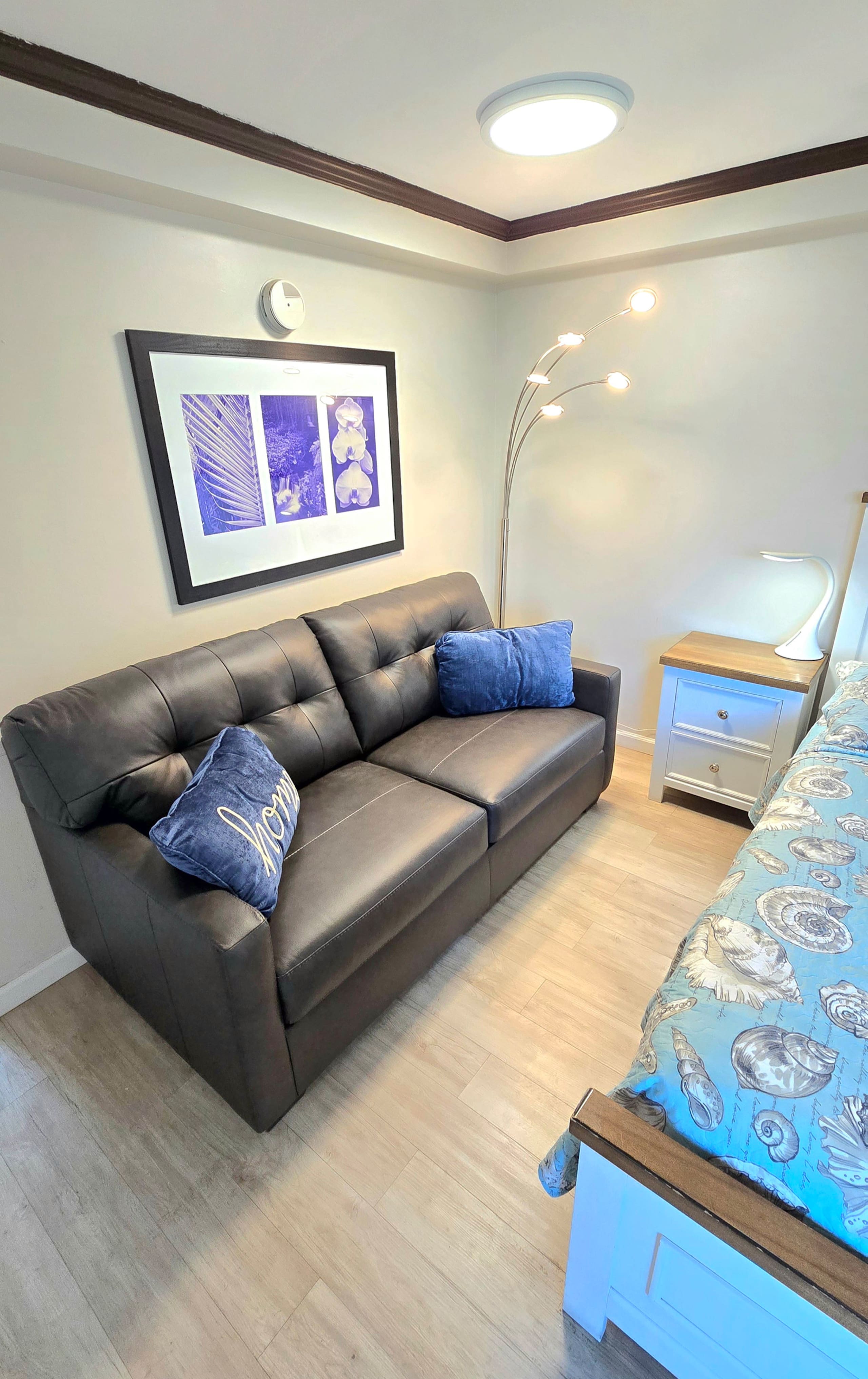 Condo in Honolulu · ★4.8 · Studio · 1 bed · 1 bath - Image 18