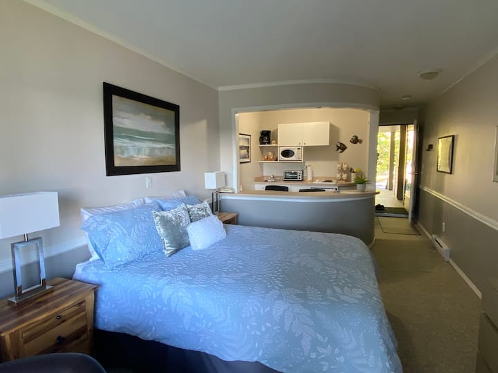 Summer Getaway For 2 -Inn Of The Sea-oceanfront Pool/hot Tub & Private Dock - Vancouver Island