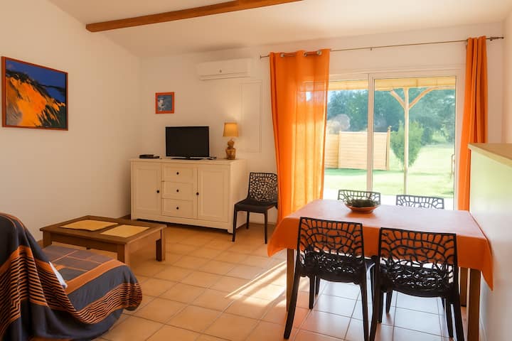 მისაღები და სასადილო ან სამუშაო სივრცე ბაღის ხედით 