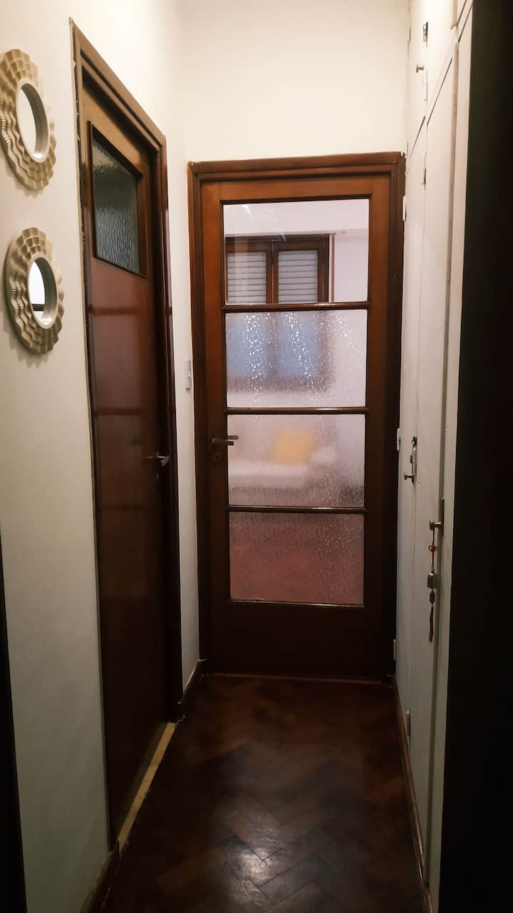 La antesala con puerta vidriada, le da privacidad a los ambientes entre si, quedando el domitorio alejado de cualquier sonoridad del living o la cocina.