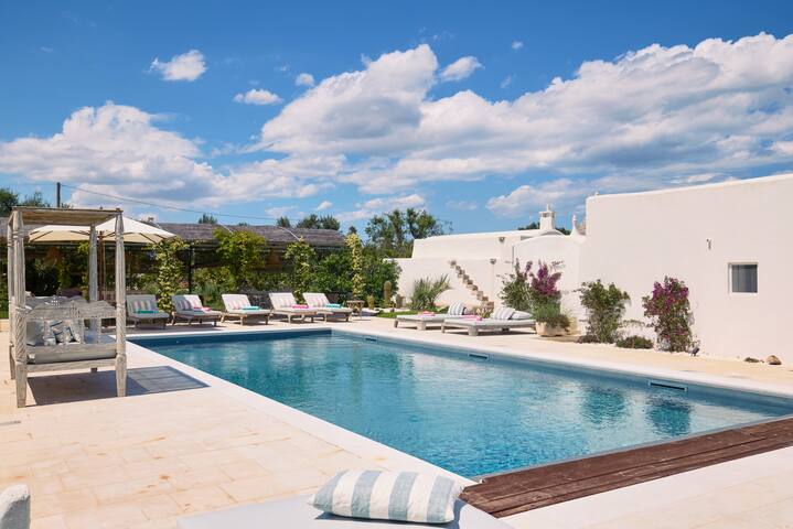 Trullo Sessana, Large pool with auto safety cover