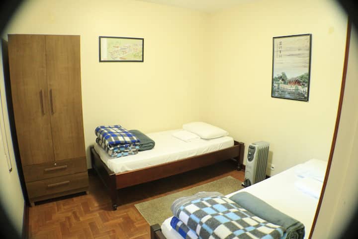 Vitambaa vya kitanda: shuka la chini, shuka la juu, mablanketi 2, blanketi 1. 
Mto 1 na taulo 1 ya kuogea inapatikana kwa kila mwenyeji.
Chumba kilicho na kipasha joto 1 cha sehemu ya umeme chenye W 1500 na kabati lenye droo 2.