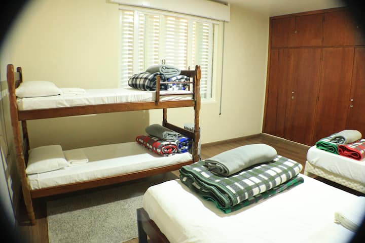 Vitambaa vya kitanda: shuka la chini, shuka la juu, mablanketi 2, blanketi 1. 
Mto 1 na taulo 1 ya kuogea inapatikana kwa kila mwenyeji.
Ufungaji ulio na vipasha joto 2 vya sehemu ya umeme vyenye W 1500 kila kimoja. Makabati yaliyojengwa.