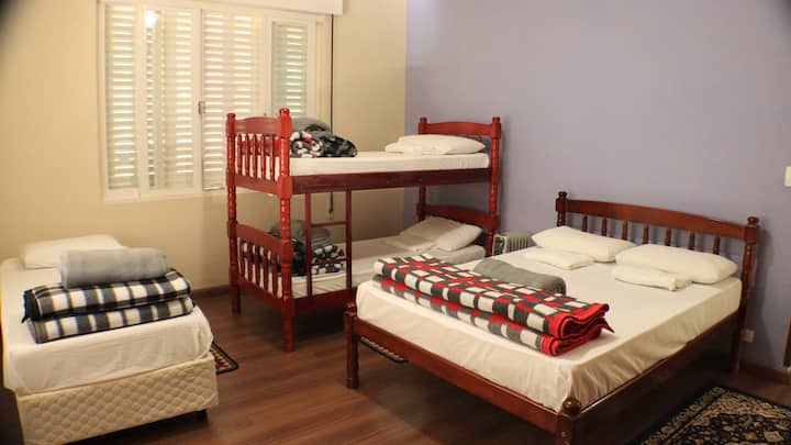 Vitambaa vya kitanda: shuka la chini, shuka la juu, mablanketi 2, blanketi 1. 
Mto 1 na taulo 1 ya kuogea inapatikana kwa kila mwenyeji.
Ufungaji ulio na vipasha joto 2 vya sehemu ya umeme vyenye W 1500 kila kimoja. Makabati yaliyojengwa.