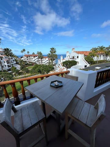 Stunning Hamilton Cove Condo with 6 Seat Golf Cart