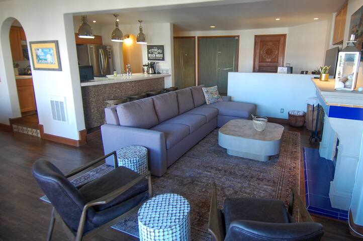 Stunning Hamilton Cove Condo with 6 Seat Golf Cart gallery image 4