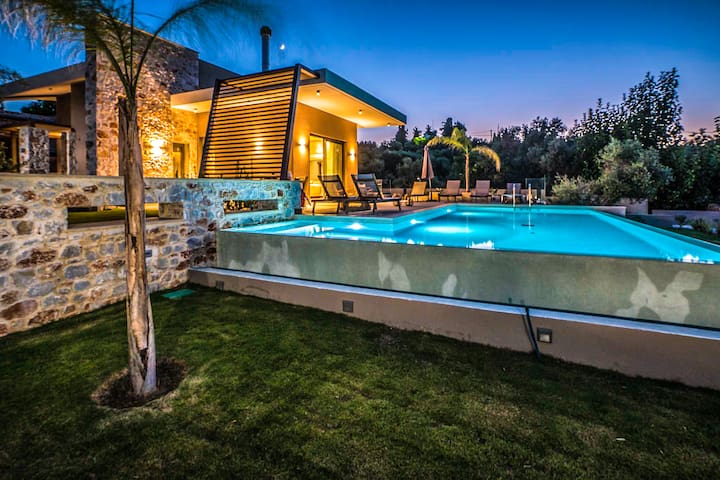 3′ to Beach/8 Bedrooms/ 2 Pools/ Game Rooms / Gym gallery image 3