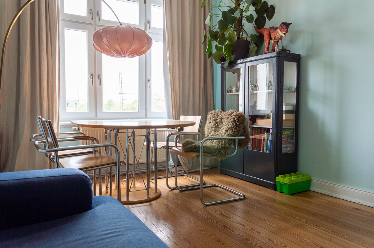 Top Airbnb: Old building apartment in the middle of the trendy Schanze district in Sternschanze