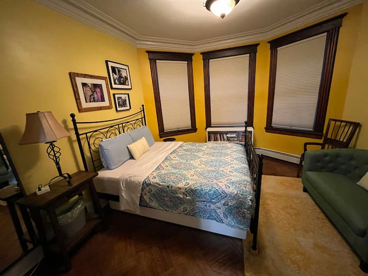 Gold Room har en queensize-dobbelt, en udtræksseng, en lang lædersofa, en bogreol med spil og bøger til alle aldre, fantastisk vinduesbelysning og mørklægningsgardiner. Det er tættest på stuen og det orange badeværelse.  