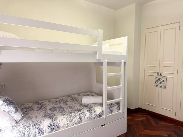 חדר עם מיטת קומותיים, נוח ופונקציונלי, מושלם לילדים או לקבוצות. שימוש טוב בחלל ואווירה נעימה למנוחה רגועה.